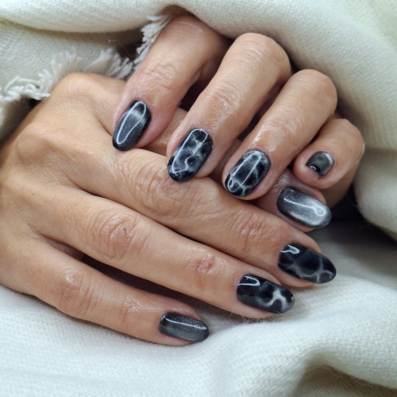 Uñas con esmaltado semipermanente nude terminado