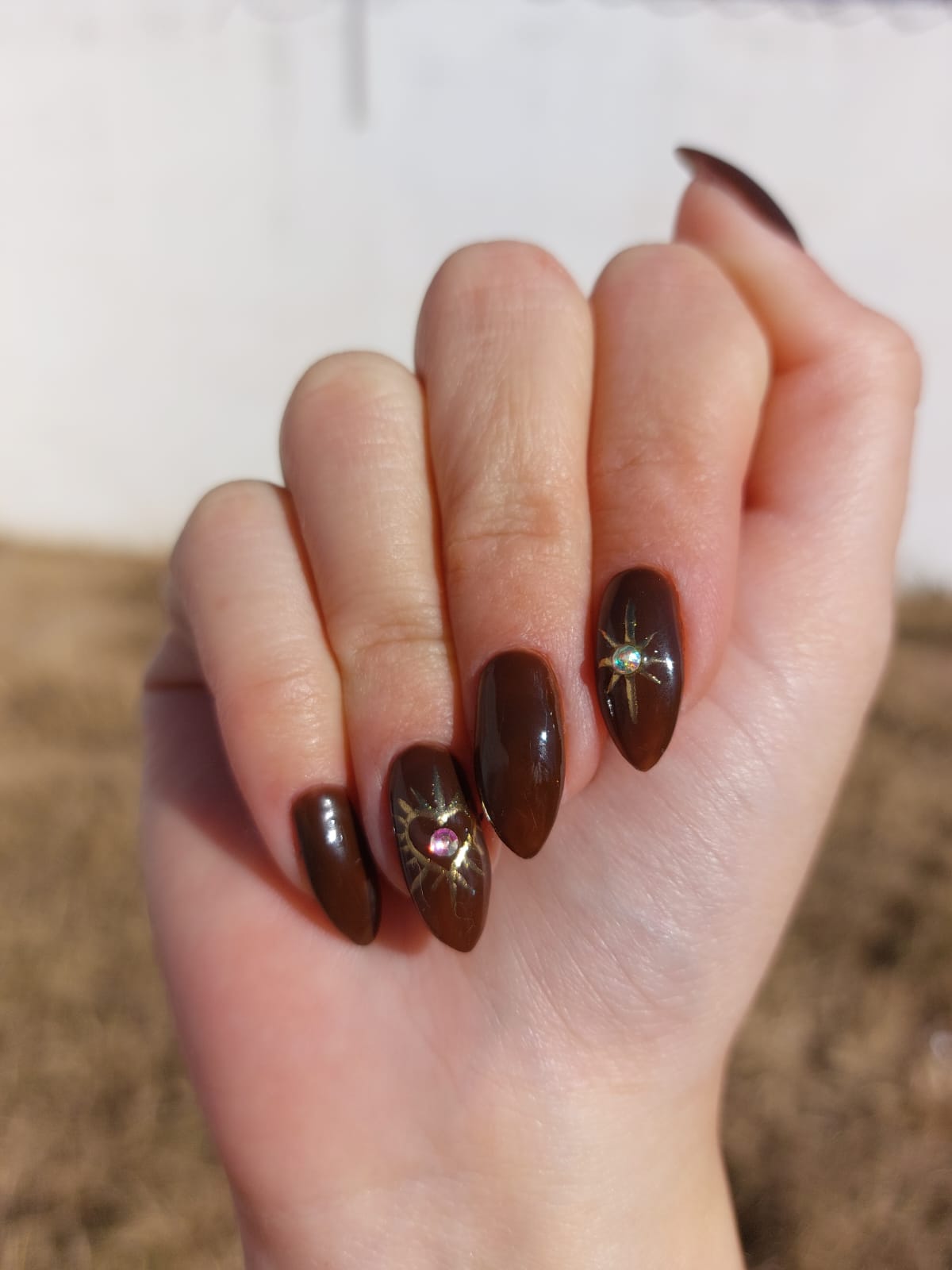 Diseño minimalista con detalles dorados