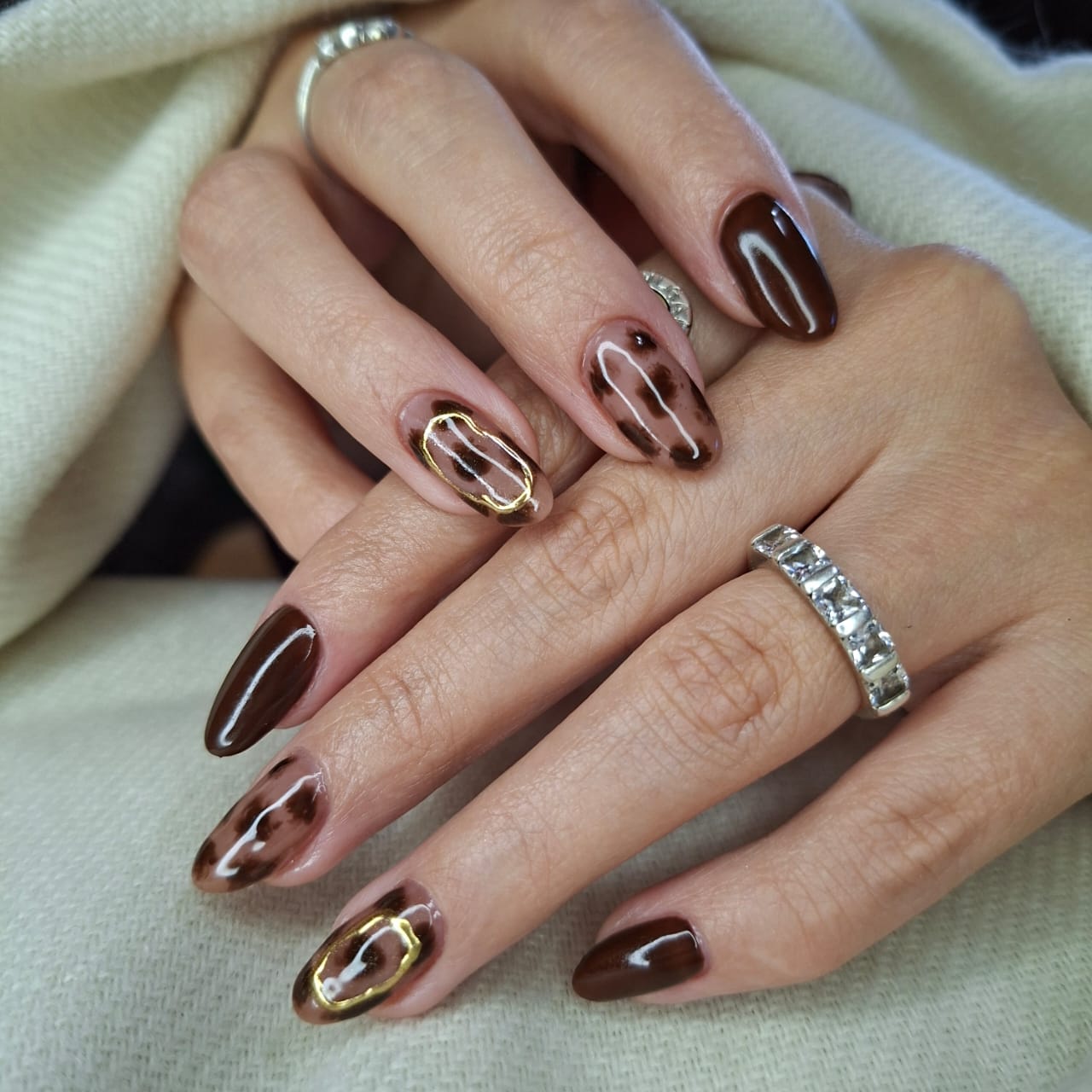 Nail art con detalles florales pintados a mano